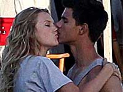  Taylor Swift, Taylor Lautner enjoy frozen yogurt date!