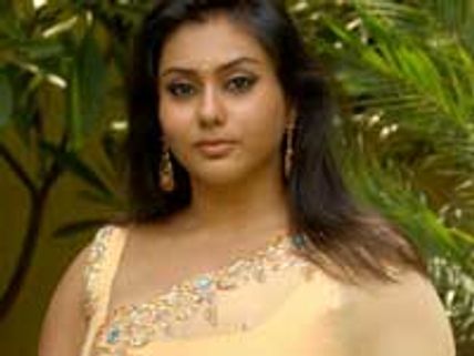 Namitha wishes to appear in Half Saree - Skirt!!