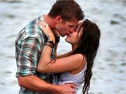 Miley Cyrus spotted kissing co-star Liam Hemsworth