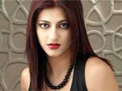 Shruti Hassan shows off her multi-tasking skills