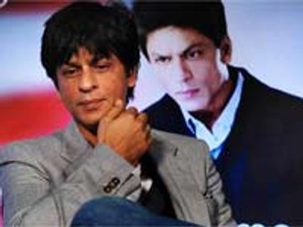 Shahrukh takes to politics on Twitter