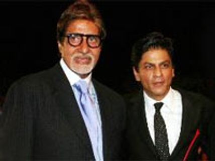 Shahrukh Khan welcomes Amitabh to his home