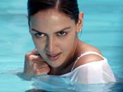 Esha Deol to bring mom and dad together