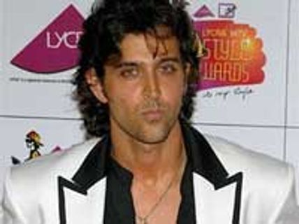 Hrithik's wife bonds with his girlfriend! 