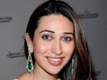 Pregnant Karisma Kapoor shows off her baby bump