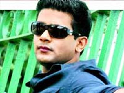 Raghu Mukherjee refuses to lock lips with Pooja