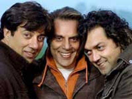 Dharmendra shoots for Yamala Pagala Deevana with sons