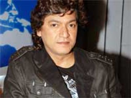 Akon rescues Aadesh at Aqeel's club