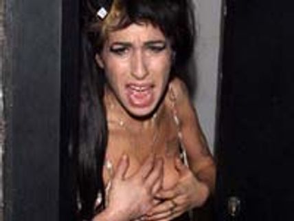 Amy Winehouse shoved a fan in face