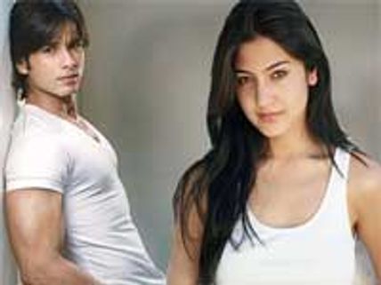 Shahid saves Anushka on Badmaash Company set
