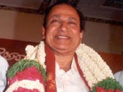 Fans make 6.350 kg silver statue of Dr.Raj