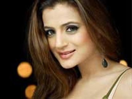 Amisha Patel performs despite bleeding profusely