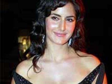 Katrina plays cricket wearing saree!