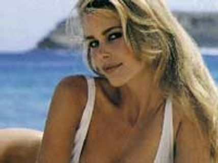 Pregnant Claudia Schiffer poses nude for mag