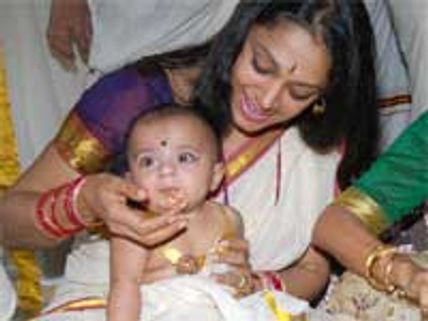 Shobhana with adopted daughter at Guruvayur