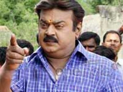 Vijayakanth decides to fulfill MGR's dream