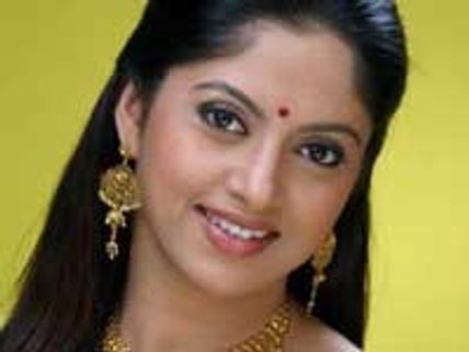 Nadhiya to anchor Jackpot
