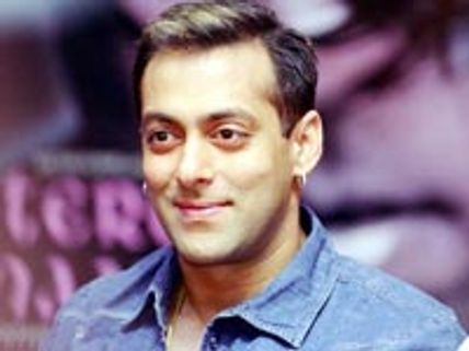Salman walks to Dabanng shooting location