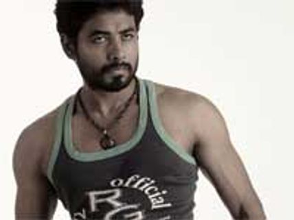 Aari showered with offers after Rettaisuzhi