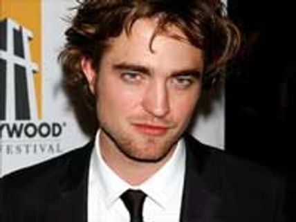 Robert Pattinson cheers USA instead of England at FIFA