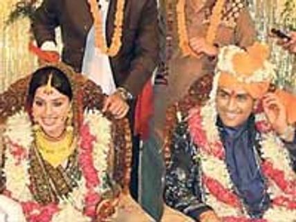 MS Dhoni takes his wife home
