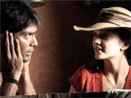 Madrasapattinam – Movie Review