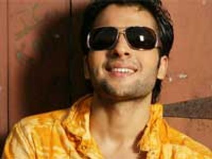 Jackky Bhagnani impresses fans by dancing in FIFA 2010