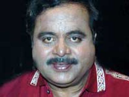 Ambareesh joins Congress' Bellary Chalo Padayatra 