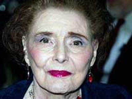 Patricia Neal dies from lung cancer aged 84