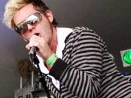 Charles Haddon commits suicide by jumping off satellite mast