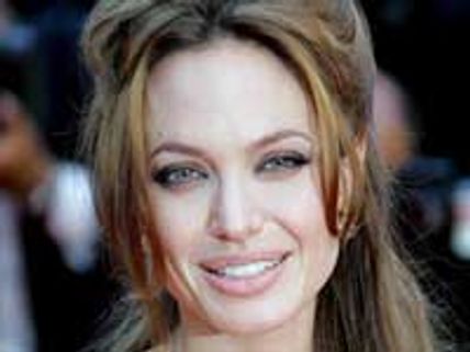 Angelina Jolie to turn director with Bosnian war film