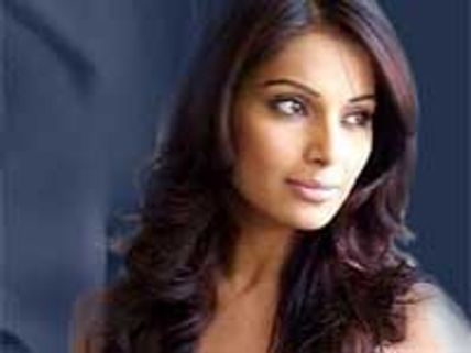 Bipasha to shoot her fitness video on the beach