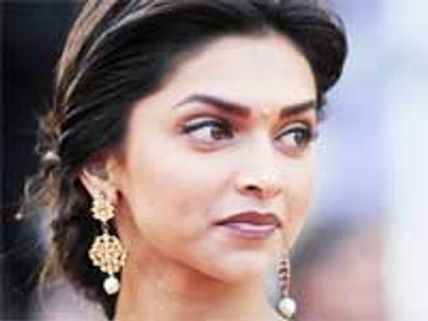 Deepika flirts with Siddhartha