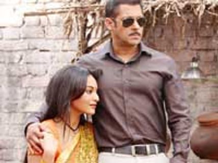 Dabangg mania at Shahrukh's house