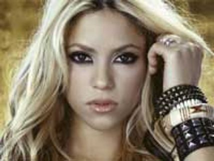 Shakira giving fans opportunity to dance with her onstage