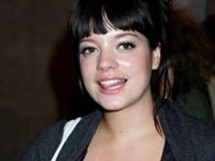 Pregnant Lily Allen gives up stilettoes