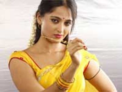 Anushka gives green signal for Vikram's next