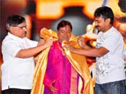 Rajamouli felicitates Magadheera technicians