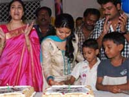 Sneha celebrates her 29th birthday at Balavihar