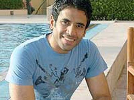 Tusshar Kapoor mobbed by his fans in Ooty