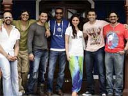 Golmaal 3 cast sports G3 T-shirts