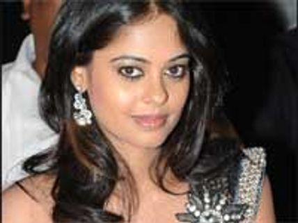 Bindu Madhavi storms into Tamil industry