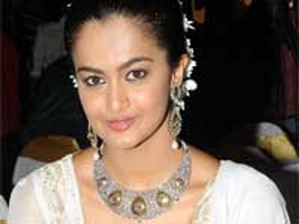 Bangalore girl Shubra Aiyappa debuts in Tollywood