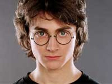  Emma Watson hit Daniel Radcliffe over kissing comments