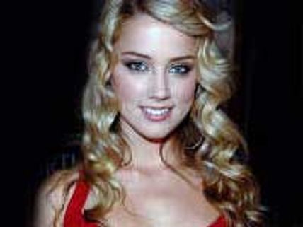 Amber Heard formally announces that she’s lesbian