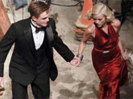 Pattinson, Witherspoon locked in loving embrace!
