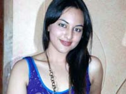 Sonakshi's bikini picture irks Salman