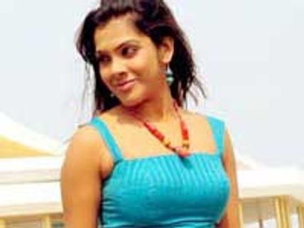 Sandhya injured, but had a lucky escape