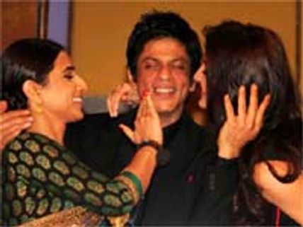 Shahrukh demands kiss from Vidya, Anushka