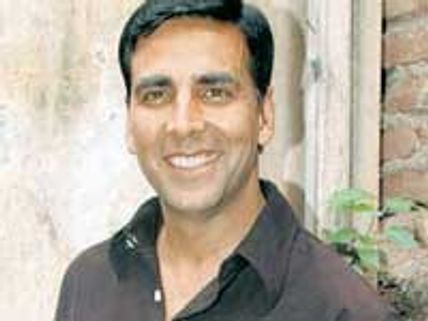 Akshay takes Mallika away